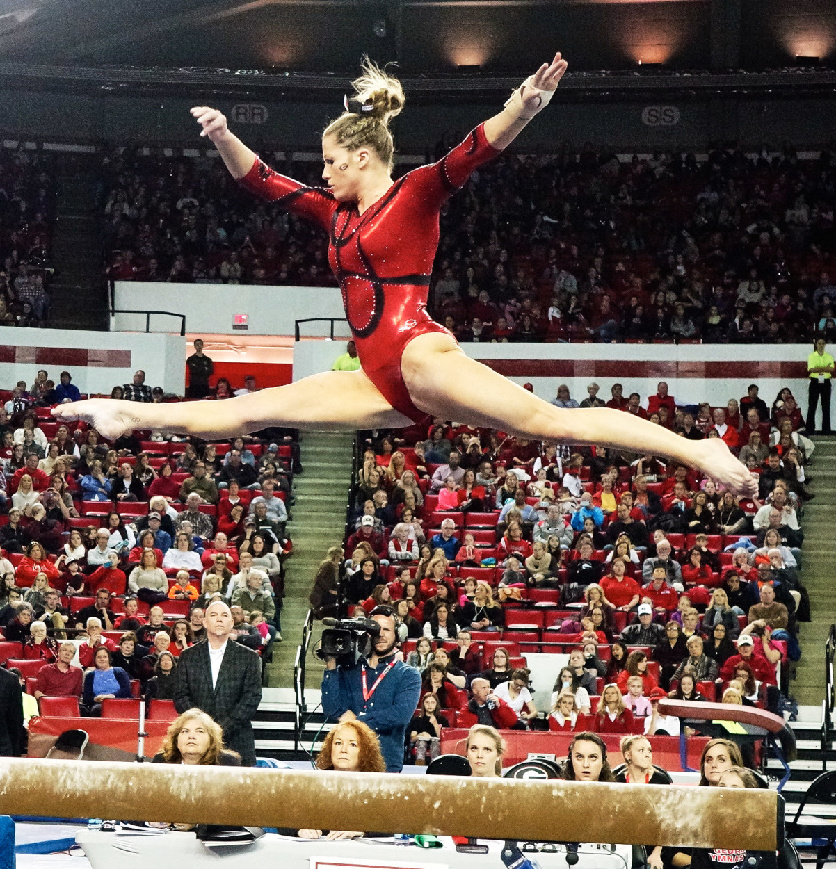 GymDogs gymnast competes on balance beam. Photo: Greg Poole/Bulldawg Illustrated