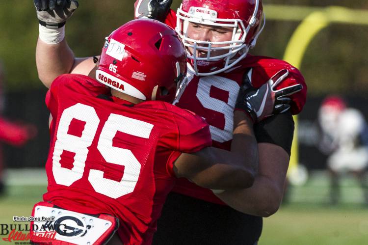 Offensive linemen and tight ends battle during practice November 8, 2016