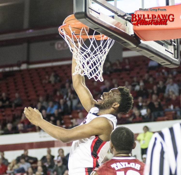 Yante Maten lays it in